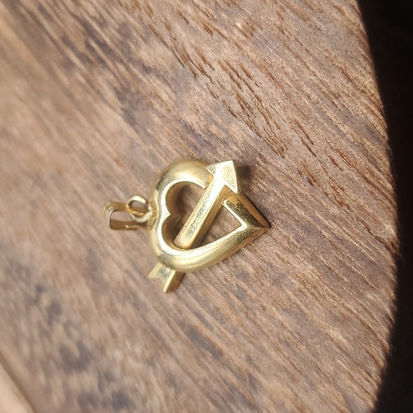 Stamped H or N heart and arrow pendant - Picture 1 of 3